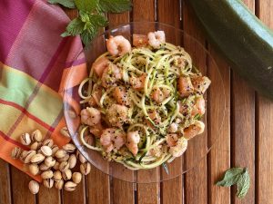 espaguetis de calabacín con pesto de pistachos. Nutrición con Q