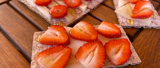 wasa con queso tierno, fresas y miel - Nutrición con Q