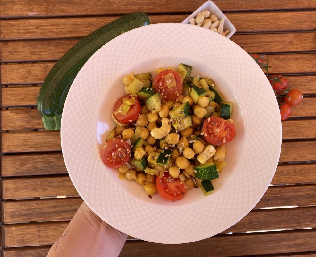 salteado de garbanzos, anacardos y cúrcuma